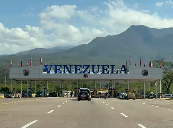 Pasajeros en Venezuela ‘improvisan’ rutas por tierra y líneas locales ante suspensión de los vuelos