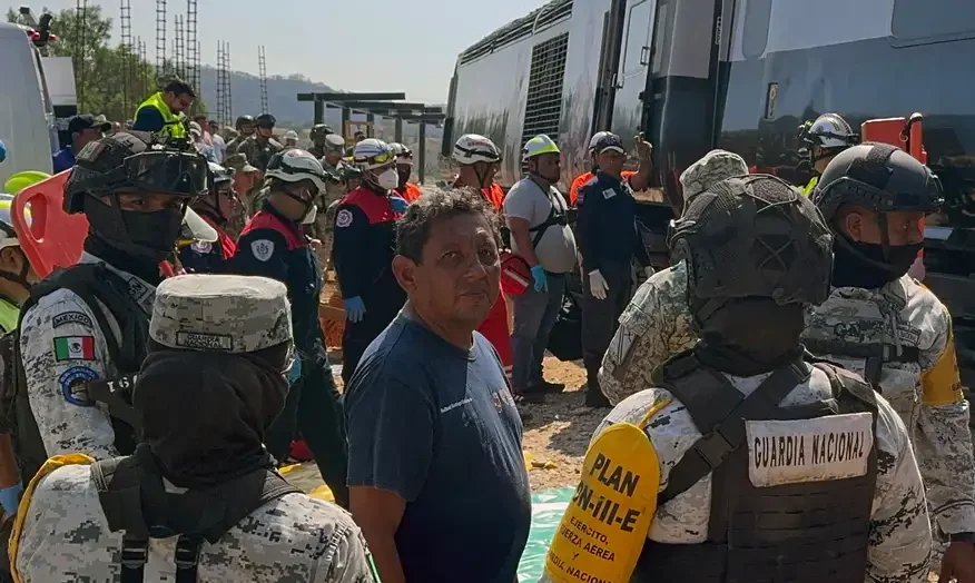 Trece muertos y 98 heridos por descarrilamiento del tren interoceánico en México