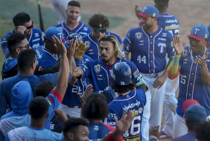 Tiburones remontó y se llevó el triunfo ante Bravos con un cuadrangular de Gabriel Arias