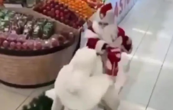 Dos Santa Claus se cayeron a golpes