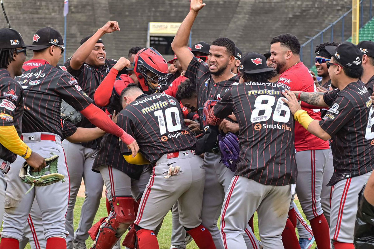 Cardenales apaleó a Tiburones y aseguró su cupo al round robin