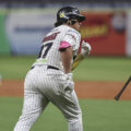 Leones triunfa ante Caribes y se mantiene con vida