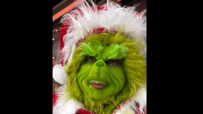 Daniel Sarcos sorprende con una impecable caracterización de El Grinch en Telemundo