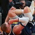 Nikola Jokic sufre lesión en la rodilla y estará fuera fuera de acción un mes
