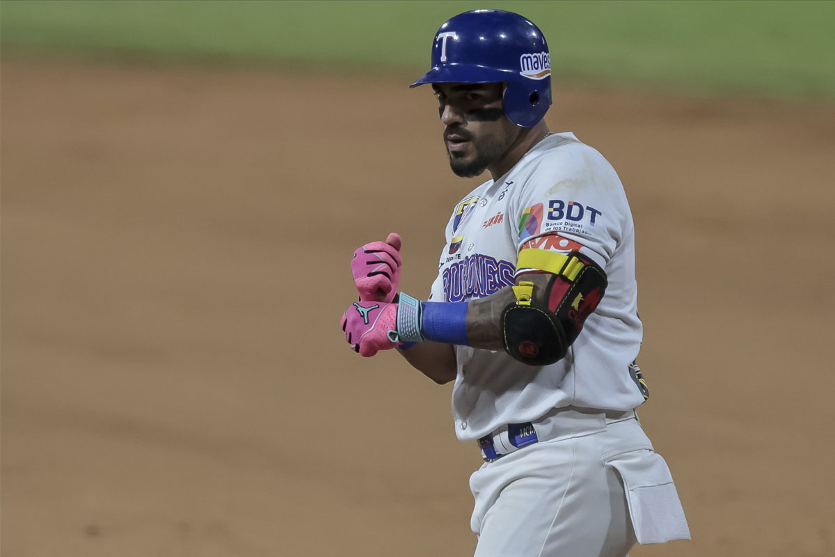 Tiburones apabulló a Tigres en el Universitario