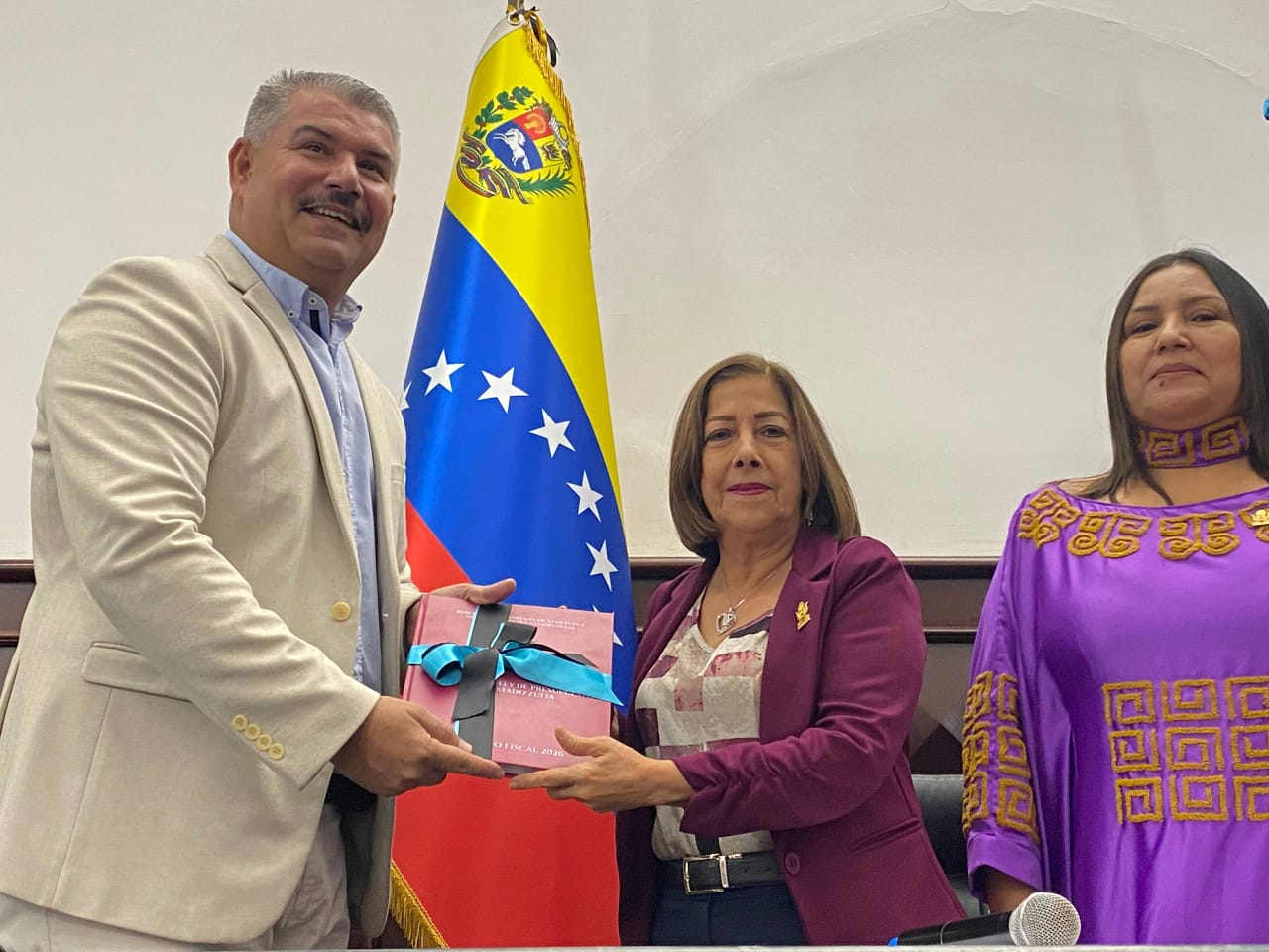 Clez recibió Anteproyecto de Ley de Presupuesto para el Ejercicio Fiscal 2026 de manos del gobernador del Zulia
