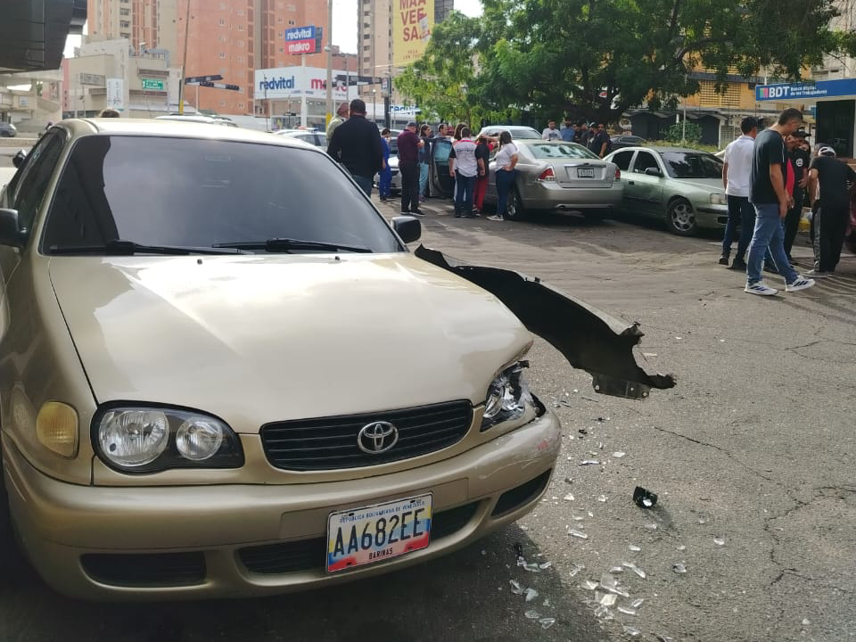 Increíble: Seis carros chocaron en el estacionamiento de un centro comercial en la 72