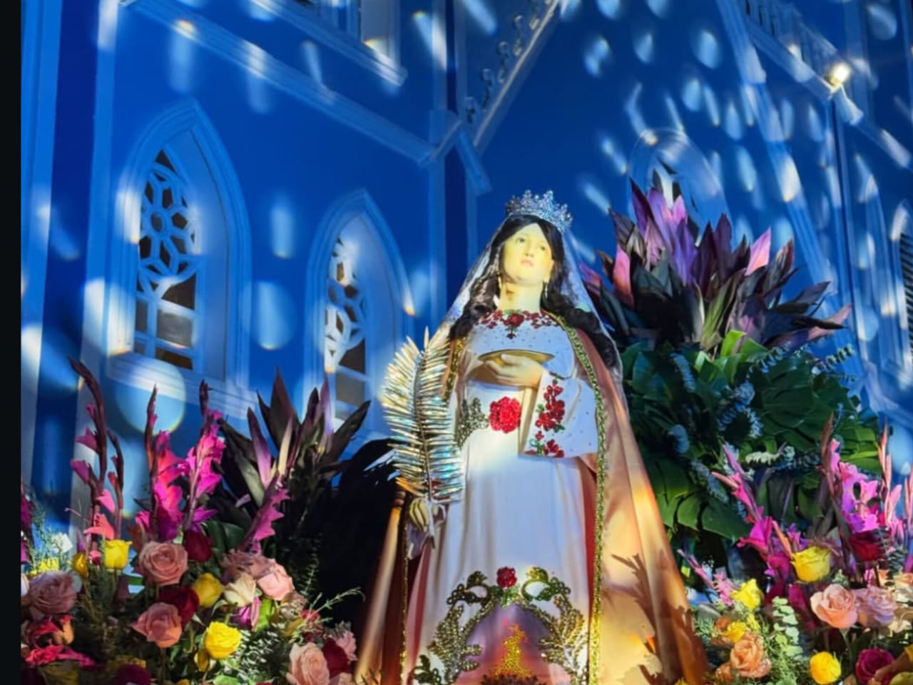 La patrona del Empedrao lució majestuosa en su día y salió en procesión con la feligresía zuliana