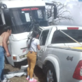 Un fallecido y varios heridos tras brutal choque entre camioneta y autobús en Guárico