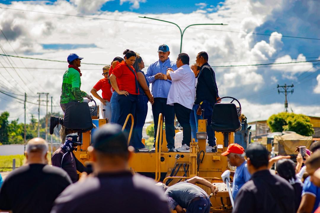 Gobernador Caldera inicia colocación de 5 mil toneladas de asfalto y anuncia rehabilitación de escuelas en Baralt