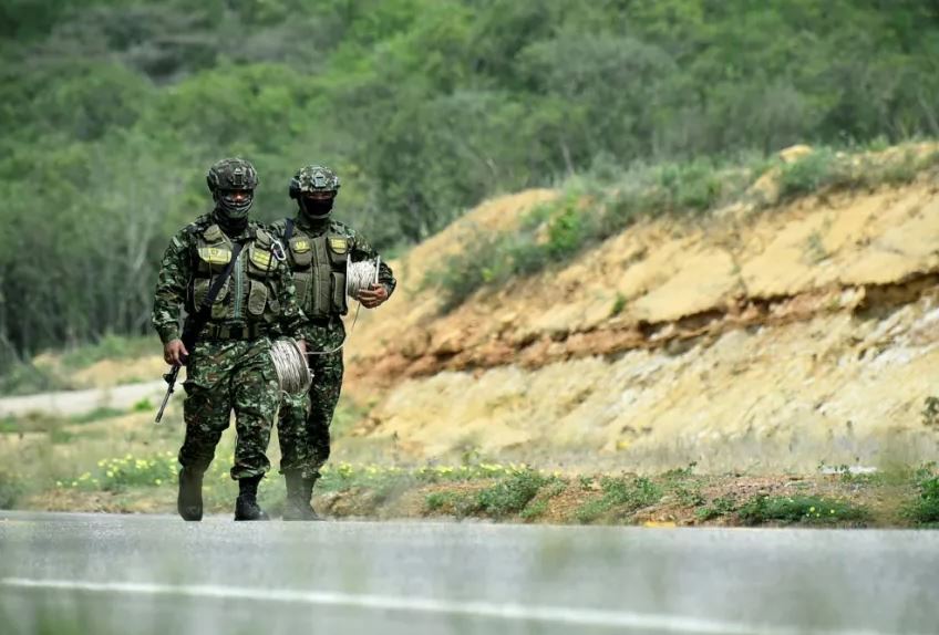 Seis muertos y 31 heridos en ataque a base militar en Colombia