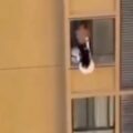 Mujer huye por el borde de un piso 13 al ser descubierta por la esposa de su amante y casi cae al vacío