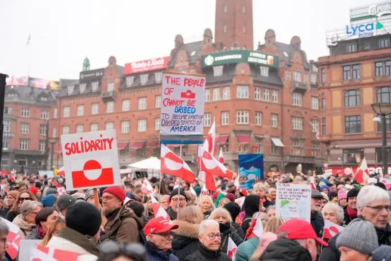 Multitudinaria protesta en Copenhague rechaza pretensiones de Trump sobre Groenlandia