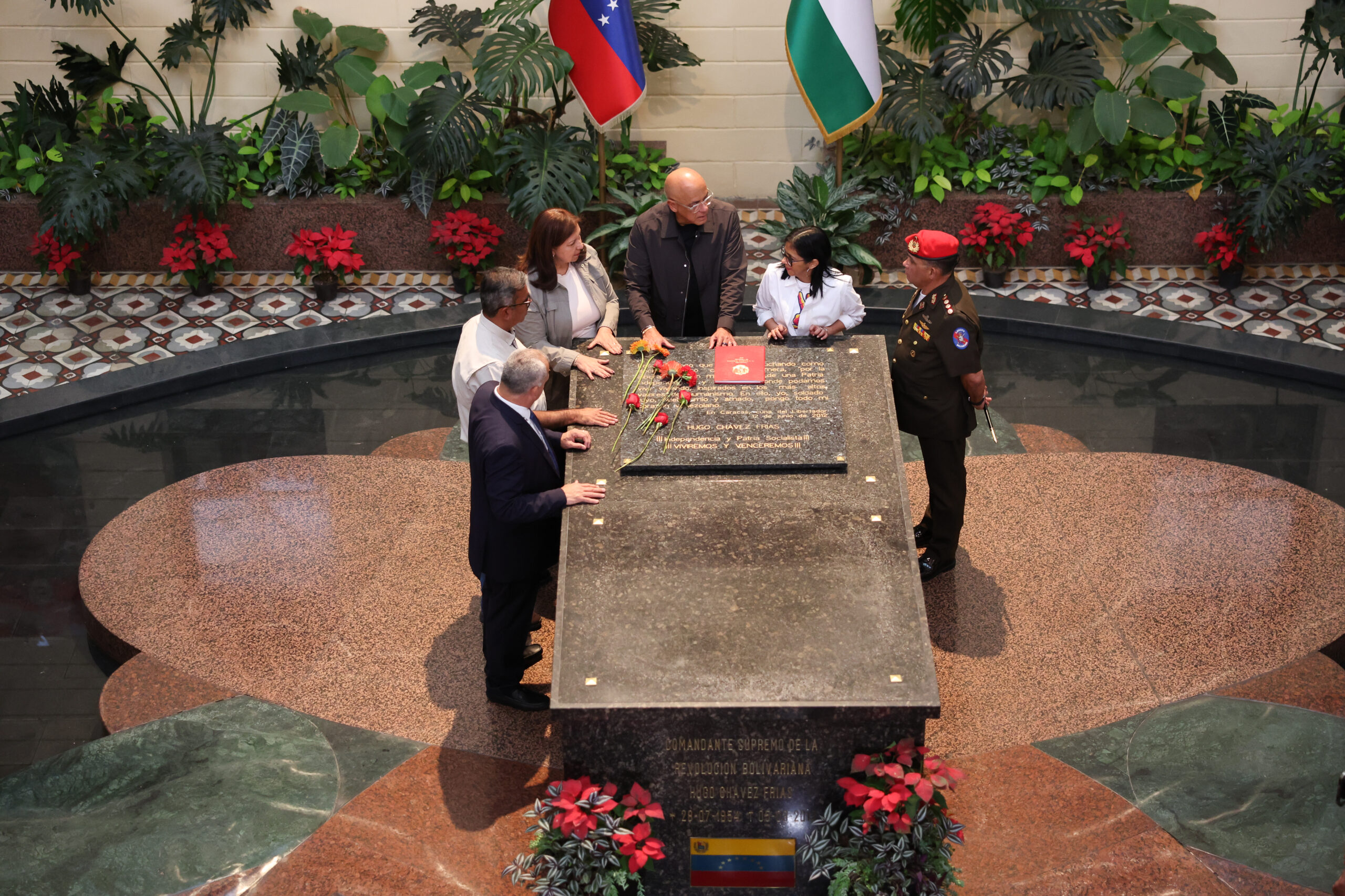 Delcy Rodríguez visitó la tumba de Chávez tras juramentarse como presidenta encargada