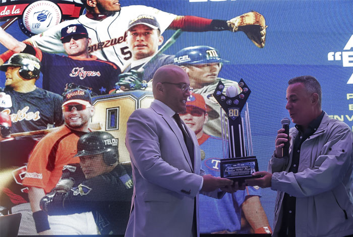 La LVBP reconoció a Antonio Álvarez por ser el único pelotero en jugar con los ocho equipos