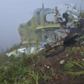 Localizan restos del avión desaparecido en Indonesia: 1000 rescatistas buscan a 10 sobrevivientes