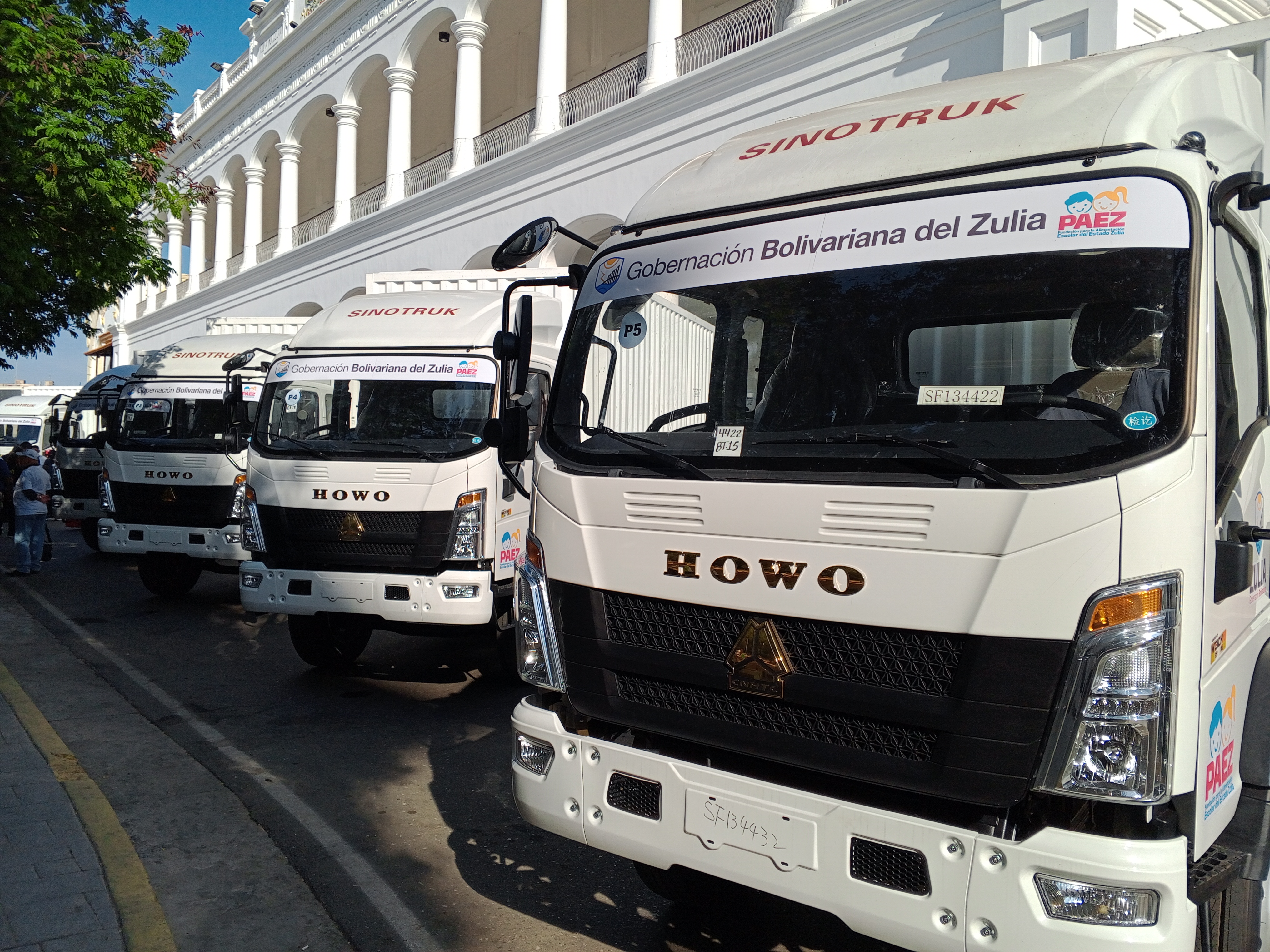 Gobernador Luis Caldera entregó ocho camiones para la distribución de alimentos y material escolar en los planteles públicos del Zulia