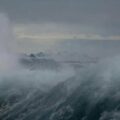 Olas gigantes y vientos de 120 km/h: El ciclón Harry devasta el litoral del sur italiano y obliga a evacuaciones masivas