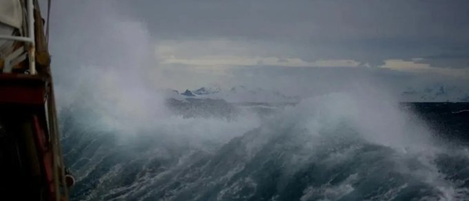 Olas gigantes y vientos de 120 km/h: El ciclón Harry devasta el litoral del sur italiano y obliga a evacuaciones masivas