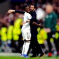 El abrazo del alma: Vinícius y Arbeloa sellan la reconciliación del Bernabéu