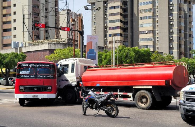 Más de 25 heridos tras fuerte choque entre gandola y buseta con pasajeros en la avenida Bella Vista con Cecilio Acosta