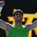 Alcaraz cumple y avanza a la tercera ronda del Abierto de Australia