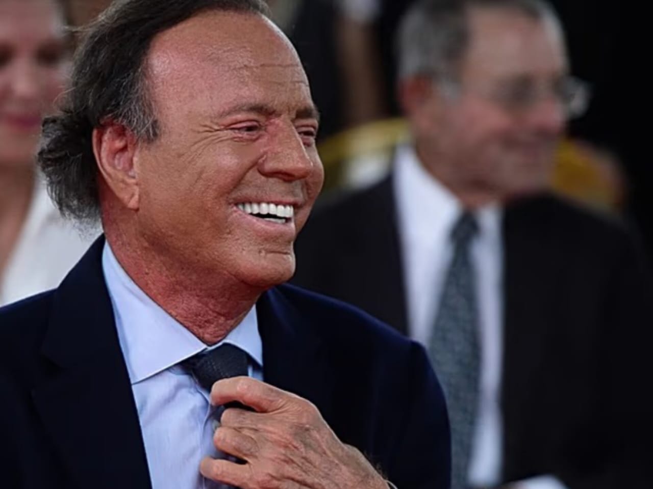 Julio Iglesias difunde mensajes con ex empleadas que lo demandan por abuso sexual: Ante la negativa de la Fiscalía de España a permitirle defenderse