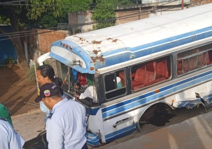 Autobús chocó contra un camión de carga en La Cañada de Urdaneta