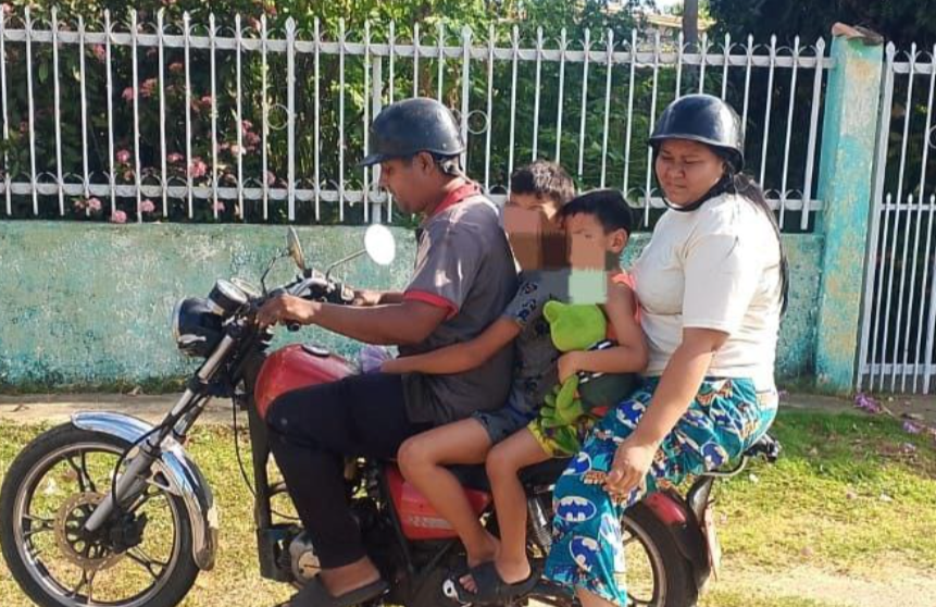 Padres e hijos se desplazaban en moto por una avenida de Lagunillas