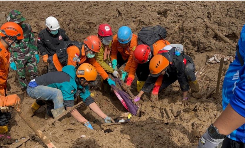 Nueve muertos y más de 80 desaparecidos tras deslizamiento de tierra en Indonesia