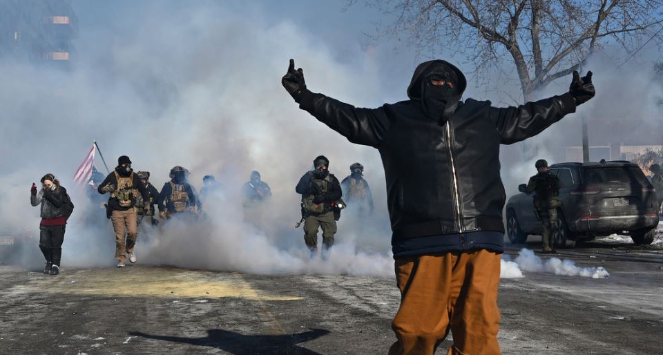 Caos en las calles de Minneapolis después de que agentes del ICE mataran a tiros a un hombre