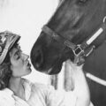 Falleció Diane Crump, pionera del hipismo femenino y leyenda del Kentucky Derby