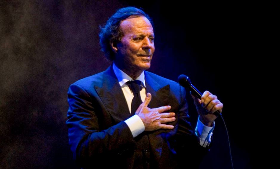 Julio Iglesias estaría preocupado tras acusaciones de agresión sexual