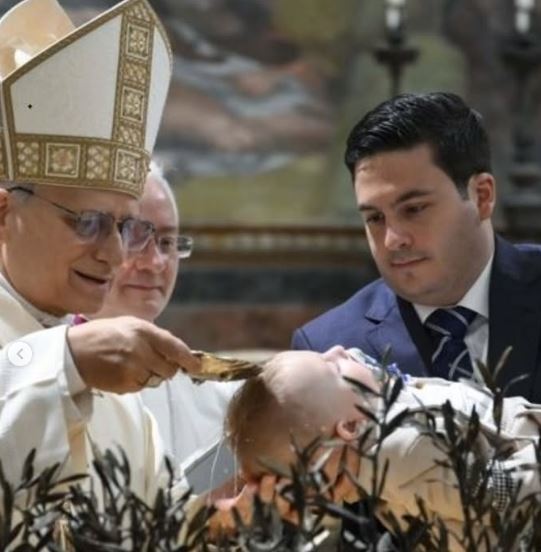 El papa León XIV bautizó a 20 niños y niñas en la Capilla Sixtina