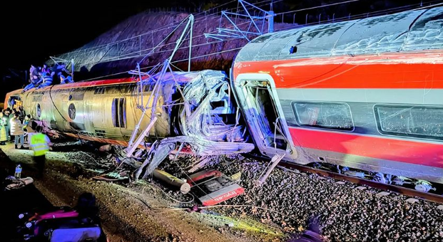Presunto fallo en una vía recién renovada sería lo que hizo descarrilar el tren en España