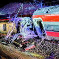 Choque de trenes deja al menos 39 muertos y decenas de heridos en España