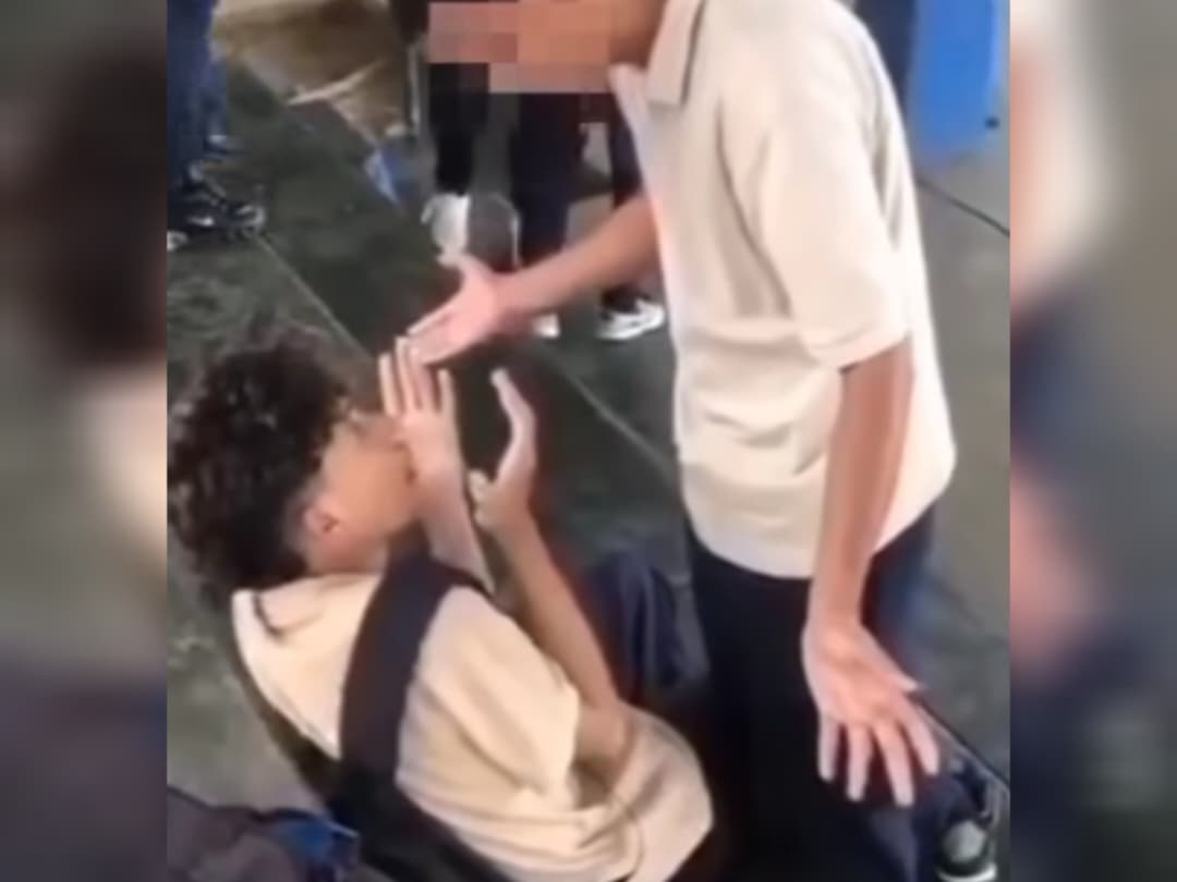 Detienen a un adolescente en Cabimas por golpear a un compañero: Quedó grabada la agresión y la captura