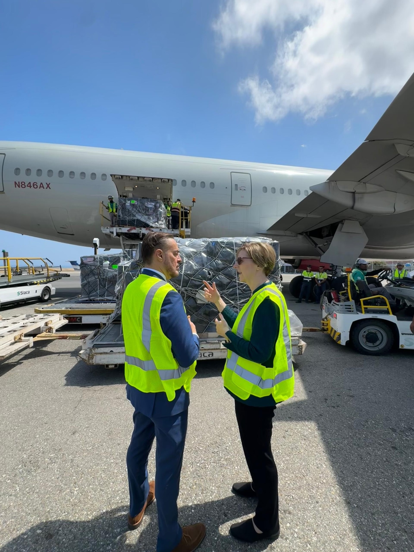 Misión de EE. UU. en Caracas facilita entrega de seis toneladas de medicinas