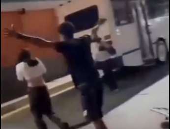 Joven golpeó a una adolescente en plena calle de Puerto Cabello