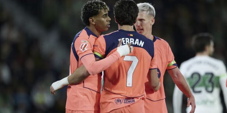 Barcelona cumple ante Elche y se mantiene en lo más alto de LaLiga