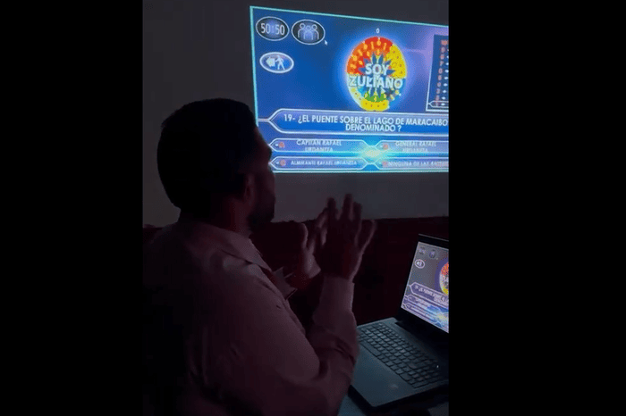 Profesor aplica los exámenes al estilo de ¿Quién quiere ser millonario? en Maracaibo: Hasta que no respondáis, no te paráis del pupitre