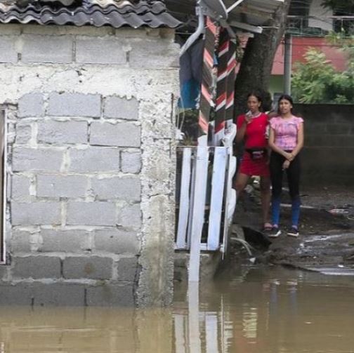 Al menos 43 mil familias resultaron afectadas por las lluvias en Colombia: Decretaron emergencia