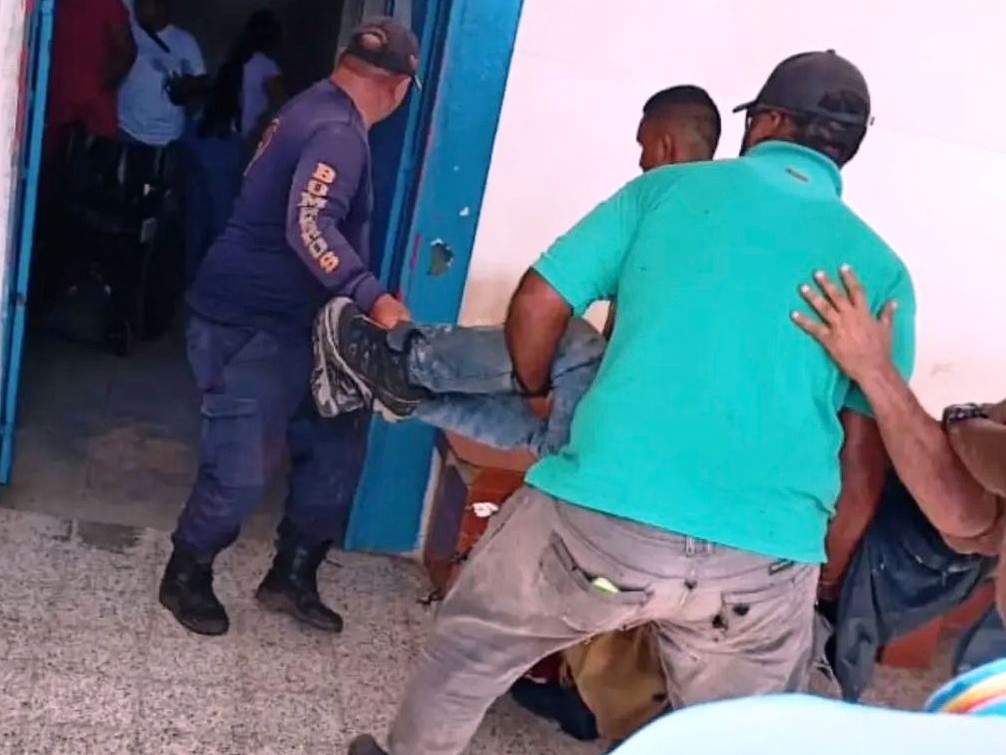 Casi pierde la vida un hombre atacado por un enjambre de abejas en Machiques de Perijá: Fue rescatado por los bomberos