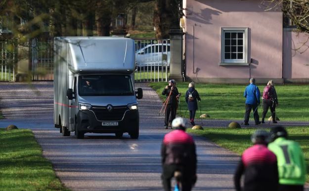 Andrés es oficialmente desalojado de la que fuera su casa durante 24 años: fotos de la mudanza del Royal Lodge