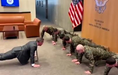 Enfluzado, el embajador Mike Waltz pone a prueba a los marines con una sesión de flexiones
