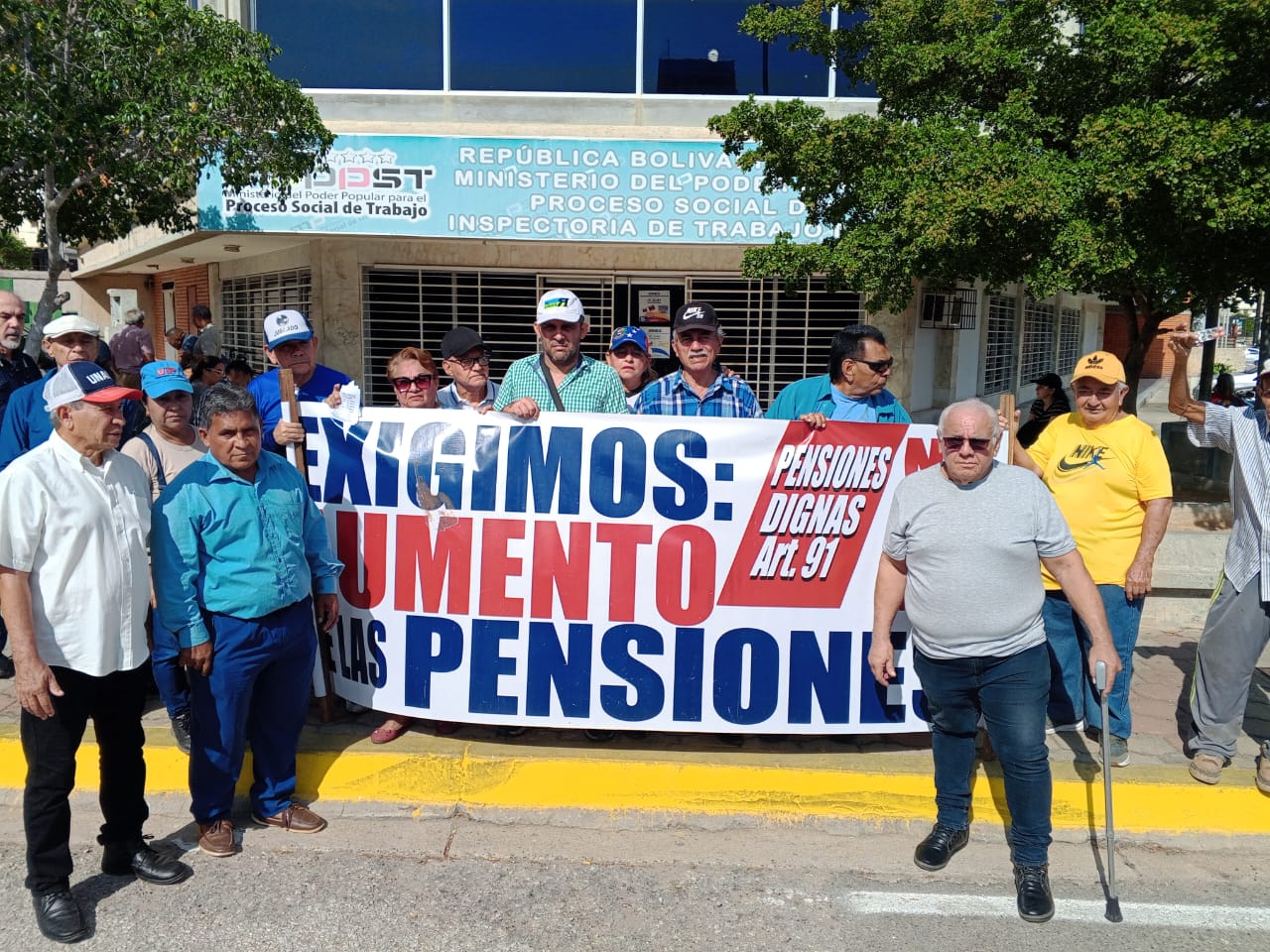 Jubilados protestaron por reivindicaciones salariales en sus pensiones frente a la Inspectoría del Trabajo en 5 de Julio