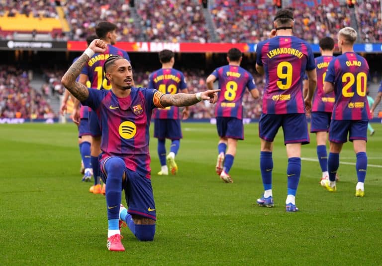 Barcelona aplasta al Sevilla con triplete de Raphinha y se mantiene sólido en la cima