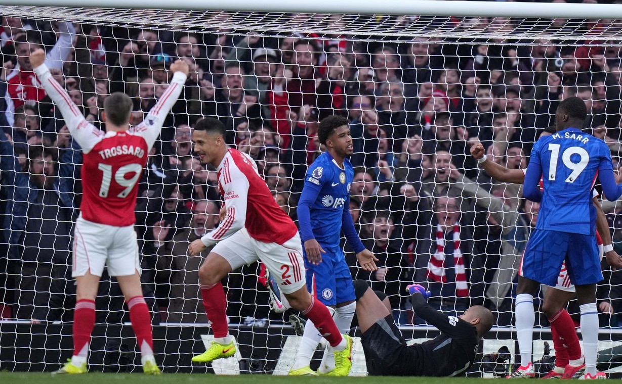Arsenal se adueña del derbi de Londres y blinda su liderato en la Premier League