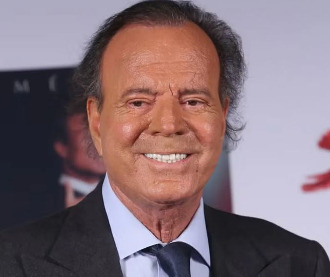 Julio Iglesias contraataca: Acción legal frente a acusaciones de presunto abuso