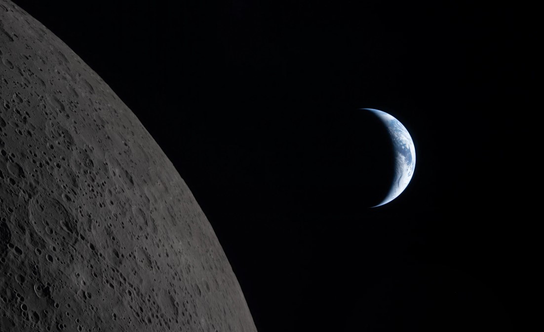 La espalda de la luna: Secretos develados en el horizonte del futuro
